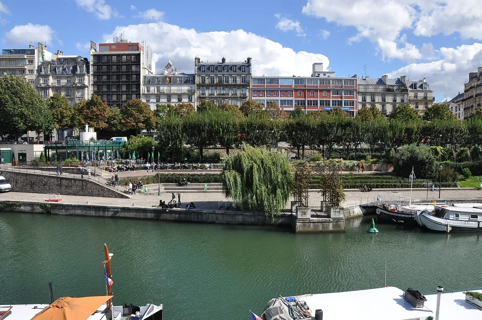 Le jardin de l'Arsenal et son bassin, à Paris
