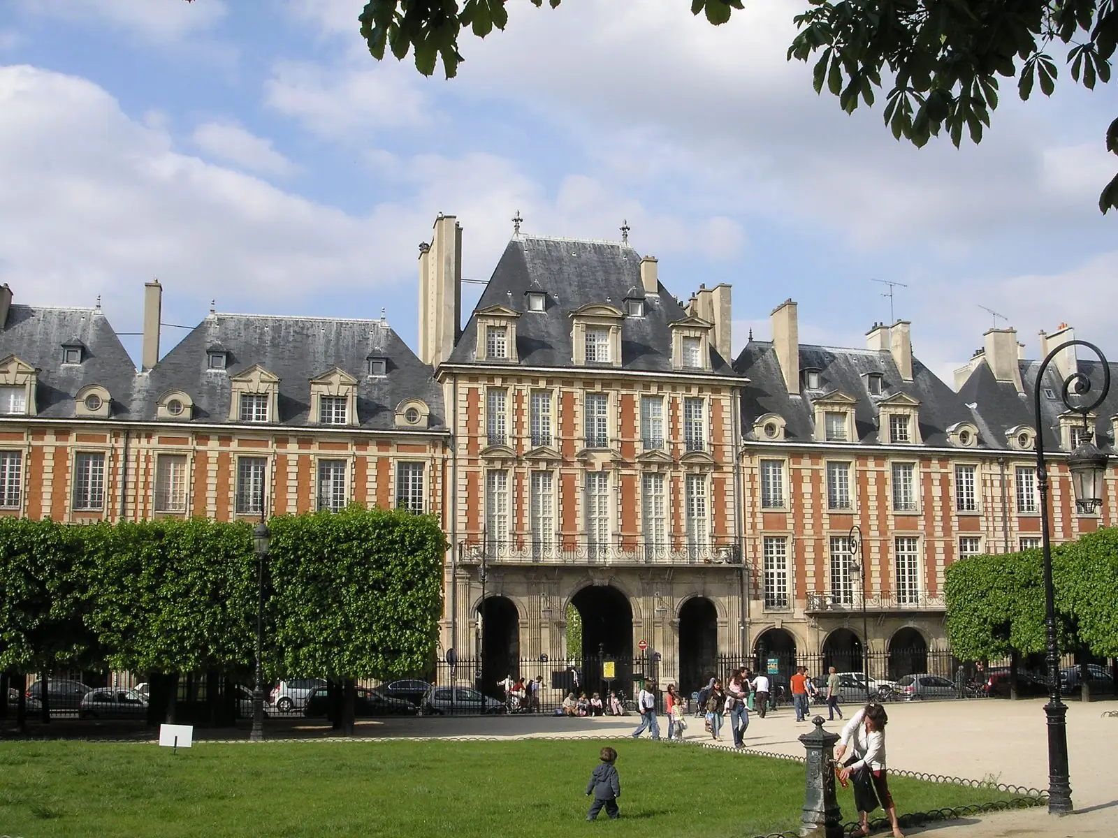 La place des Vosges et ses arcades, dans le Marais à Paris