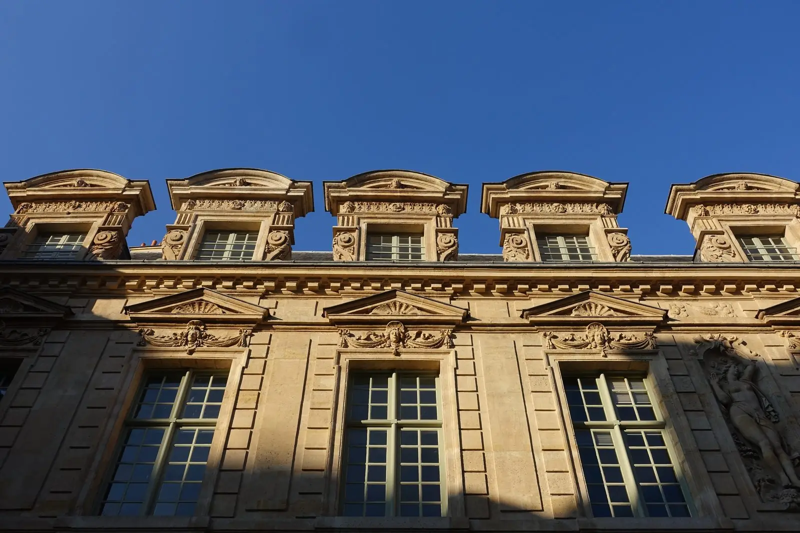 Les lucarnes de l'hôtel de Sully, dans le Marais à Paris