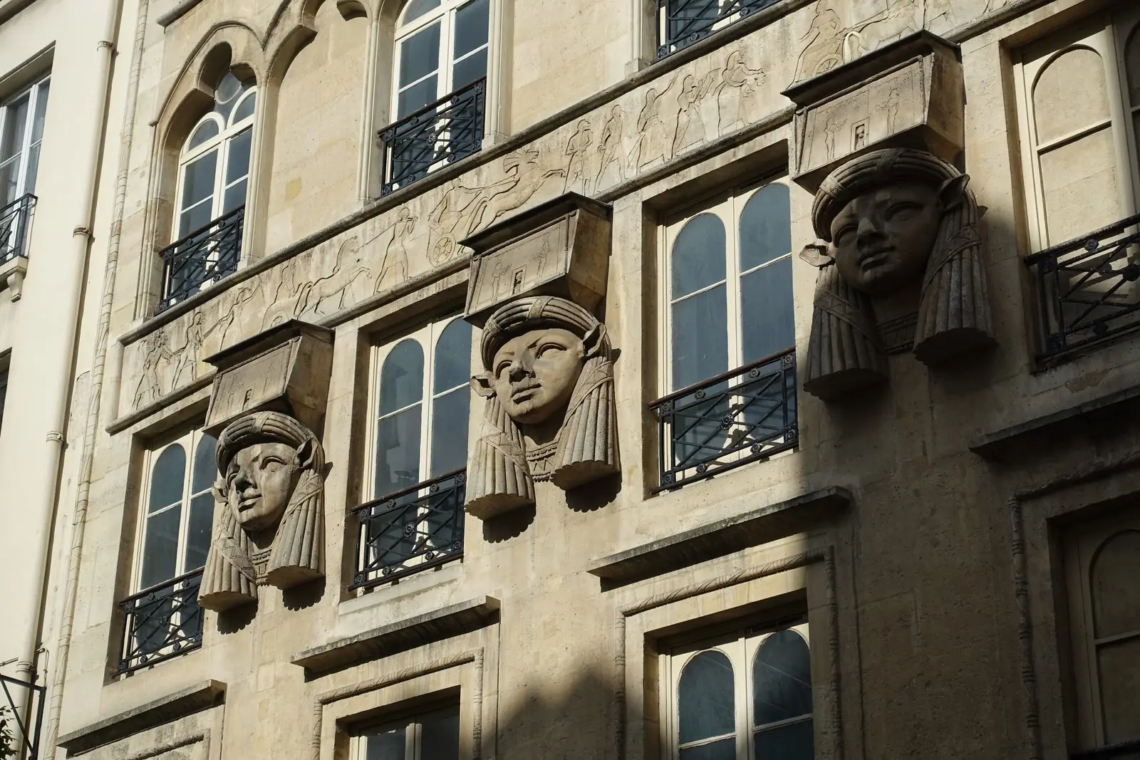 La façade Retour d'Égypte de la place du Caire, à Paris