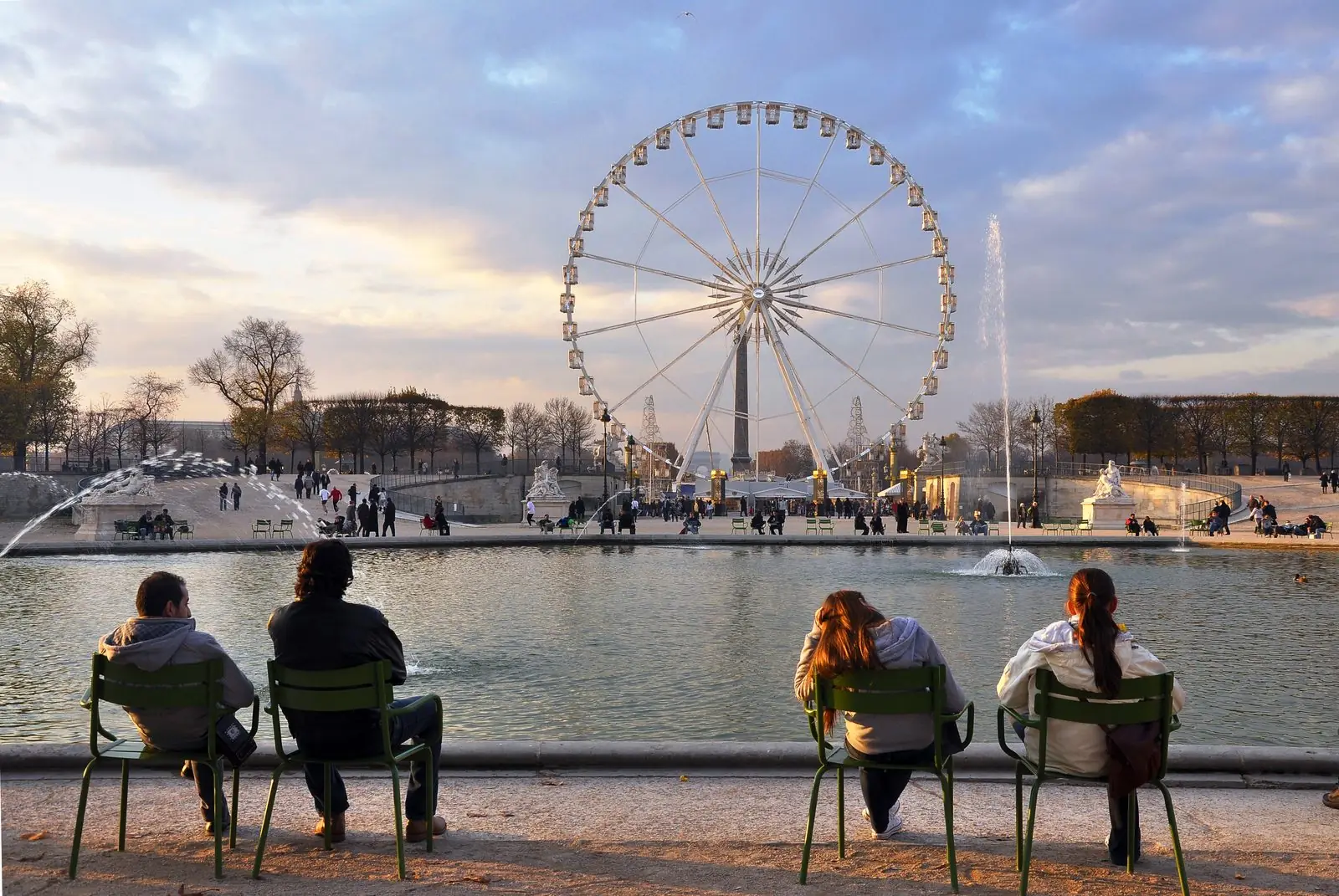 Le grand bassin octogonal du jardin des Tuileries, à Paris
