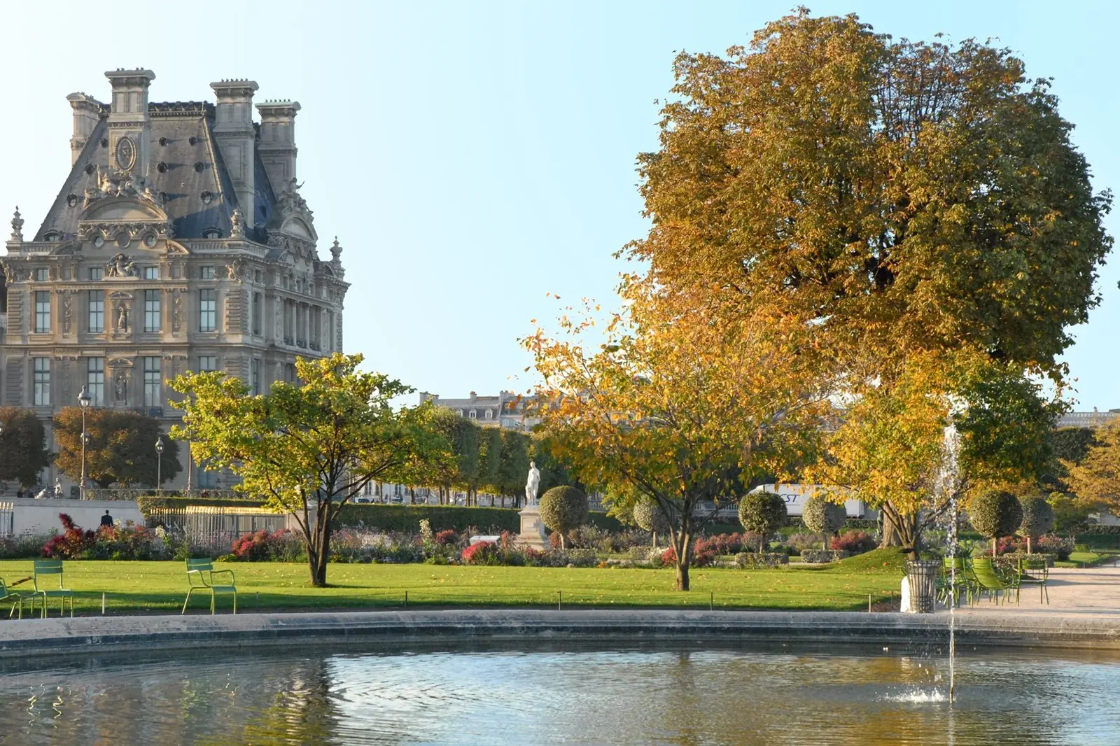 Le jardin des Tuileries et le pavillon de Flore, à Paris