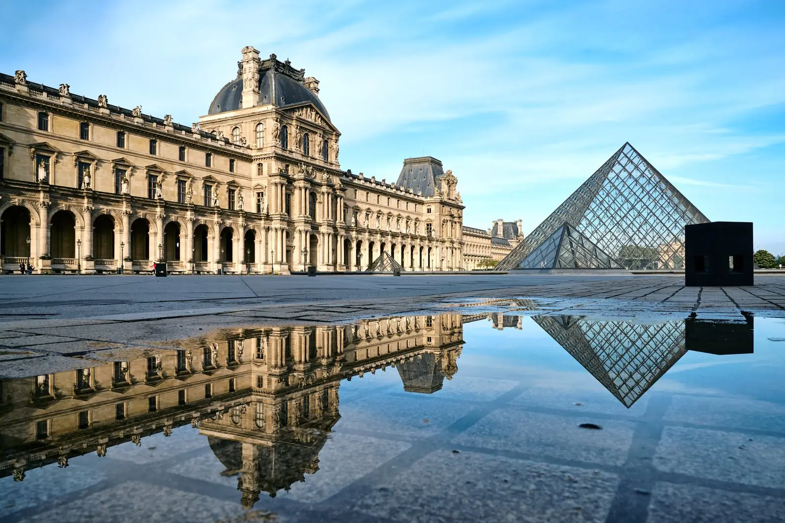 Le musée du Louvre et sa pyramide, à Paris