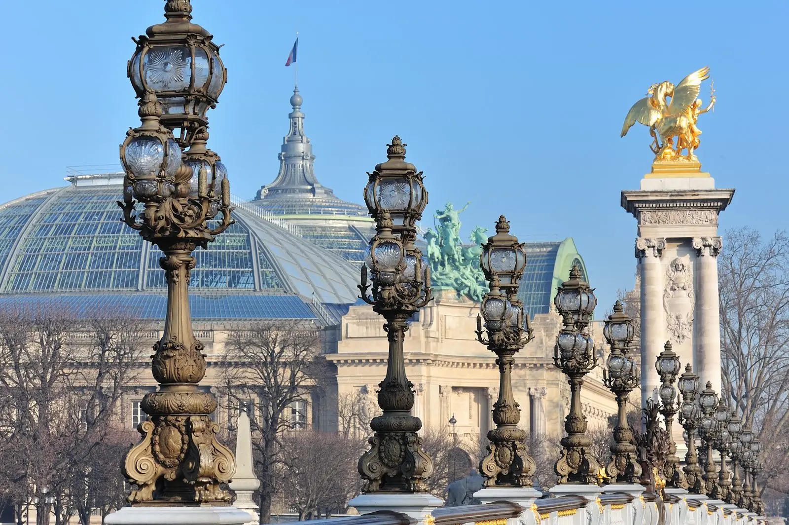 Le Grand Palais vu depuis le pont Alexandre-III, à Paris