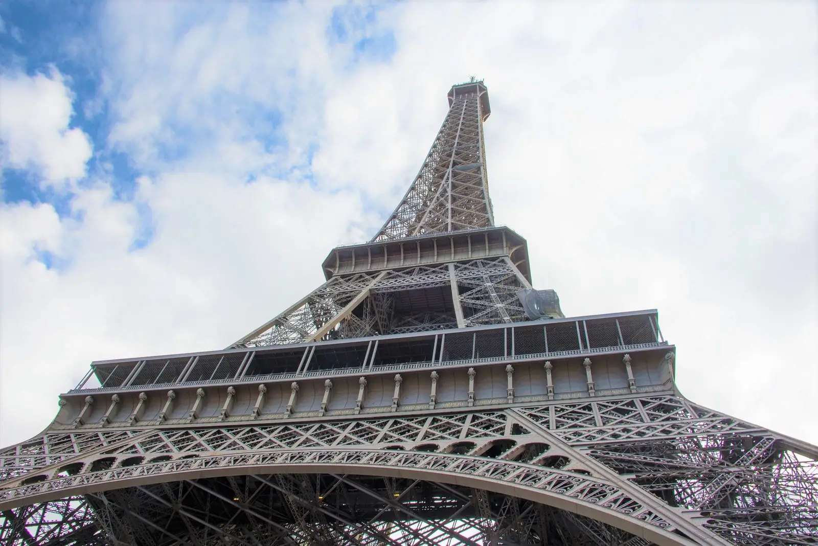 La tour Eiffel illuminée au crépuscule à Paris