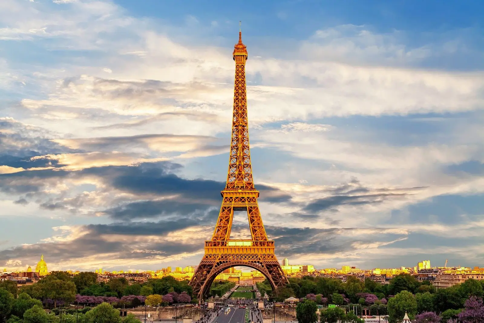 La tour Eiffel et le Champ-de-Mars vus d'en haut