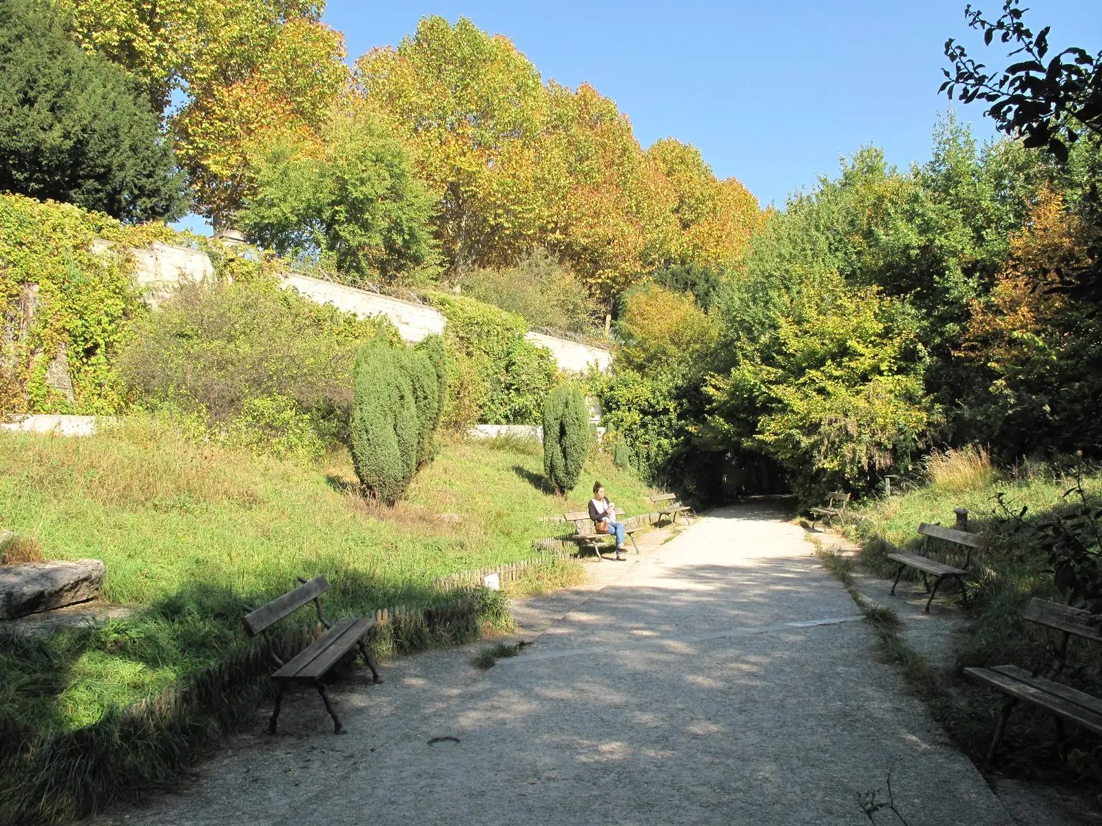 Le cimetière de village niché contre l'église de Charonne
