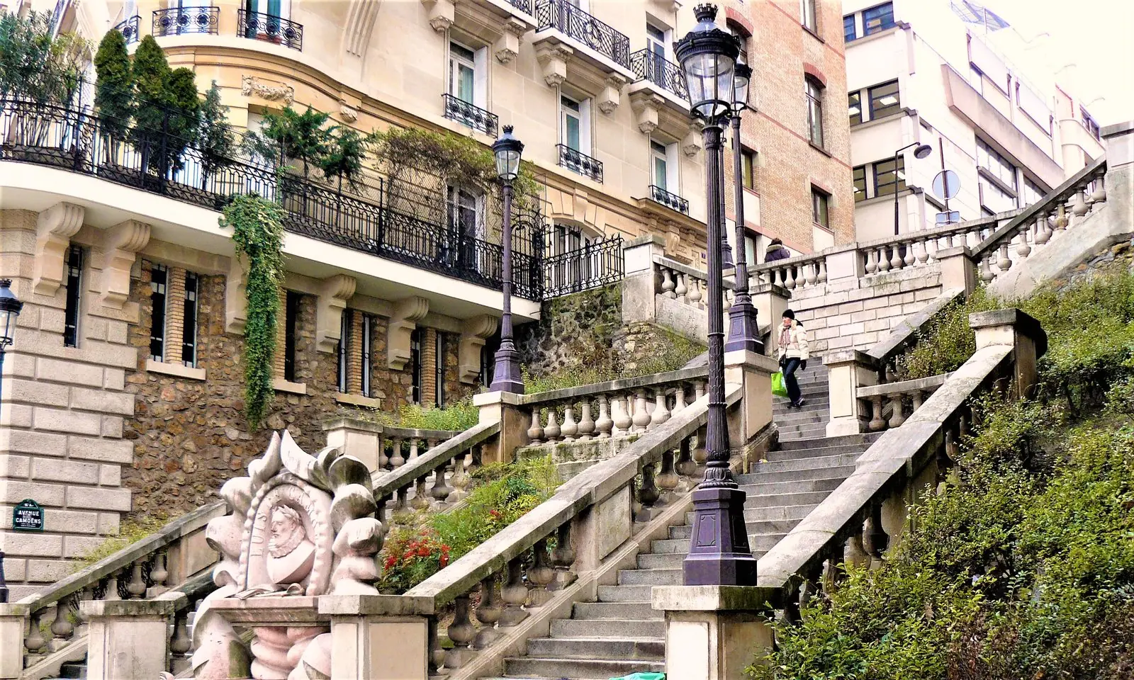L'avenue de Camoëns et ses escaliers, à Passy